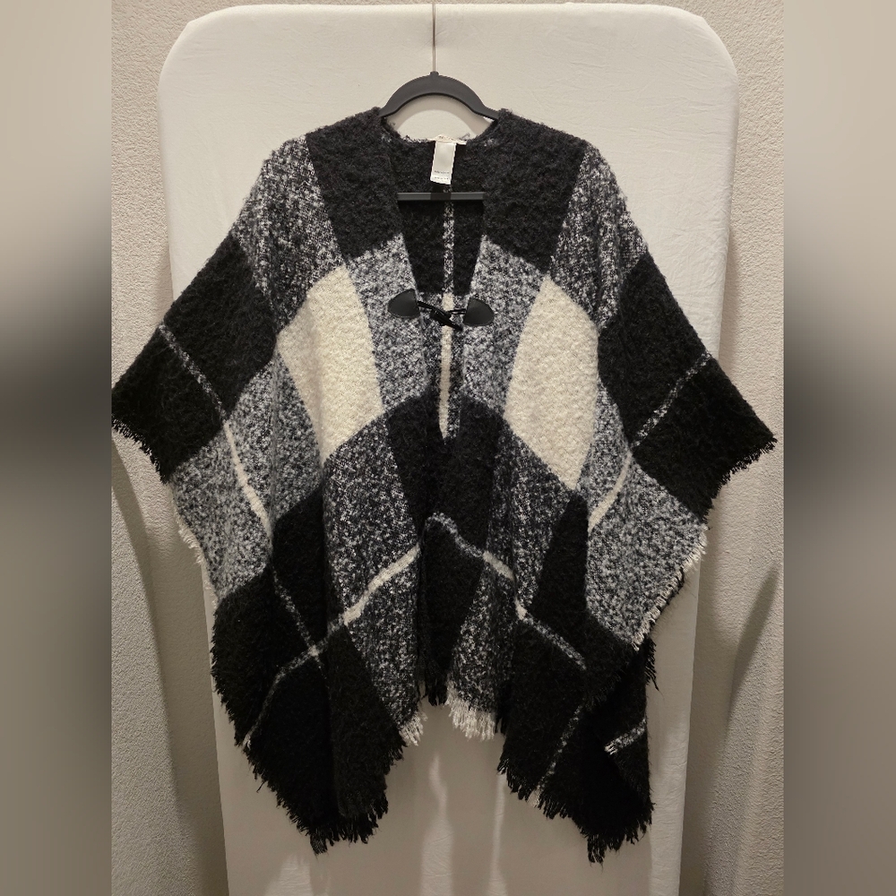 Maurices Black & White Plaid Toggle Poncho | Coastal Grandma Gorpcore Knit
